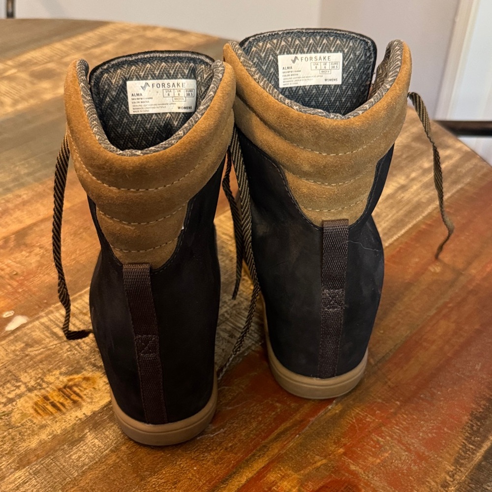 Stylish Black and Tan Men's Boots - Picture 4 of 5